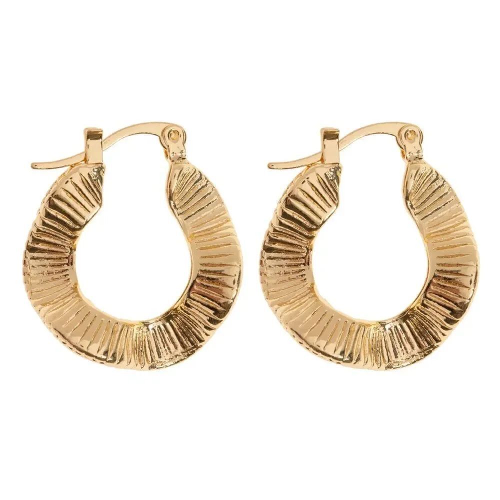 gold hoop earring A107